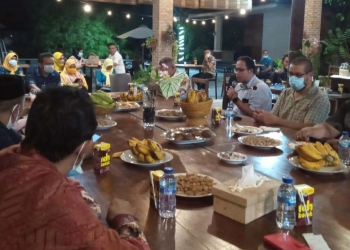 Wakil Bupati Pohuwato, Suharsi Igrisa bersama Tim IFAD, yang membahas pelaksanaan program READSI di Pohuwato. Kegiatan tersebut berlangsung di Marina Beach Resort (MBR), Senin (20/9/2021).