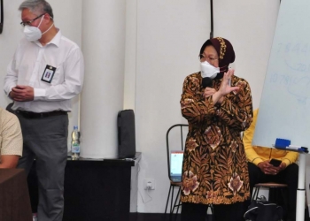 Mensos Risma melakukan pemadanan data penerima bantuan sosial PKH, BST, dan BPNT di Angelato Resto & Cafe, Kota Gorontalo, Kamis (30/9/2021). (Foto: Haris)