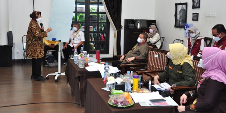 Mensos Risma (kiri) melakukan pemadanan data penerima bantuan sosial PKH, BST, dan BPNT di Angelato Resto & Cafe, Kota Gorontalo, Kamis (30/9/2021). (Foto : Haris/Kominfo Provinsi Gorontalo)
