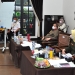 Mensos Risma (kiri) melakukan pemadanan data penerima bantuan sosial PKH, BST, dan BPNT di Angelato Resto & Cafe, Kota Gorontalo, Kamis (30/9/2021). (Foto : Haris/Kominfo Provinsi Gorontalo)