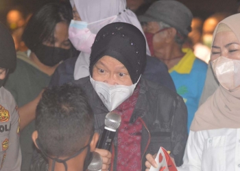 Kementerian Sosial, Tri Rismaharini saat meninjau lokasi banjir dan memberikan sembako di dua tempat berbeda, yakni di Kelurahan Kayubulan, Kecamatan Limboto dan Desa Buhu, Kecamatan Telaga Jaya, Kabupaten Gorontalo, Rabu (29/9/2021). (Foto: Putra/Gopos)