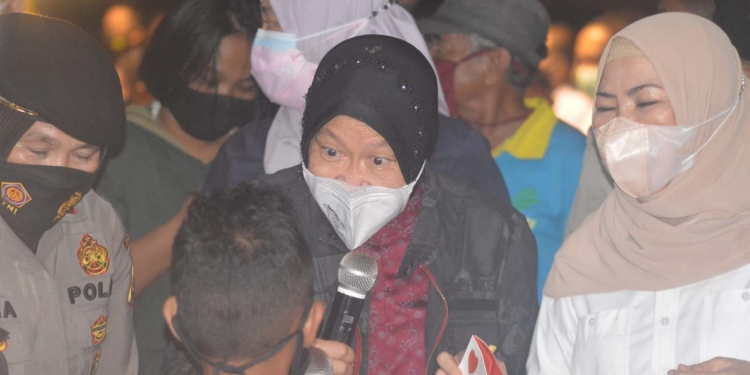 Kementerian Sosial, Tri Rismaharini saat meninjau lokasi banjir dan memberikan sembako di dua tempat berbeda, yakni di Kelurahan Kayubulan, Kecamatan Limboto dan Desa Buhu, Kecamatan Telaga Jaya, Kabupaten Gorontalo, Rabu (29/9/2021). (Foto: Putra/Gopos)
