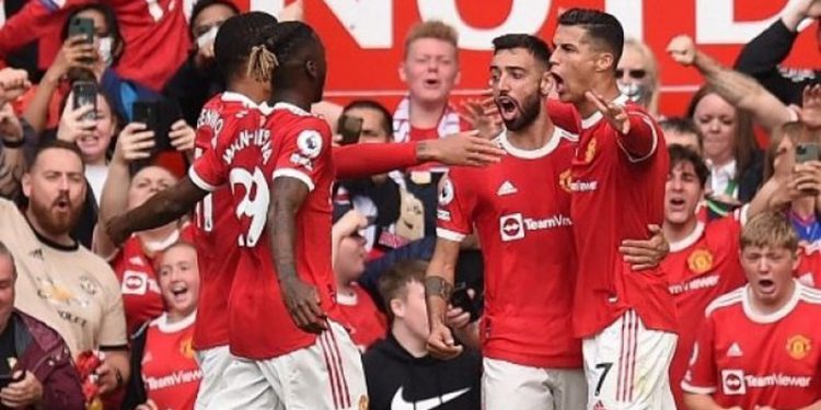 Striker Manchester United Cristiano Ronaldo (kanan) merayakan golnya dengan rekan satu timnya pada pertandingan sepak bola Liga Premier Inggris menghadapi Newcastle di Old Trafford di Manchester, pada 11 September 2021. istimewa