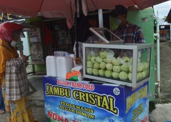 Rujak jambu kristal, jajanan segar yang lagi hits di Gorontalo. (putra/gopos)