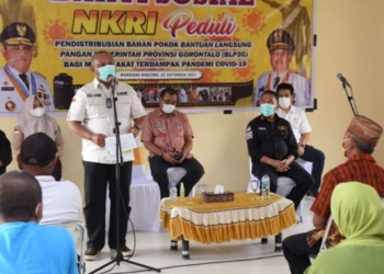 Gubernur Gorontalo Rusli Habibie saat memberikan sambutan pada kegiatan Bakti Sosial NKRI Peduli bertempat di Kantor Camat Wonosari, Kabupaten Boalemo, Kamis (2/9/2021).