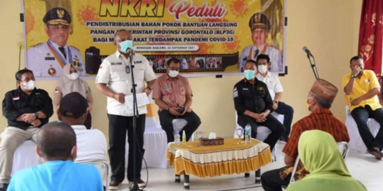 Gubernur Gorontalo Rusli Habibie saat memberikan sambutan pada kegiatan Bakti Sosial NKRI Peduli bertempat di Kantor Camat Wonosari, Kabupaten Boalemo, Kamis (2/9/2021).