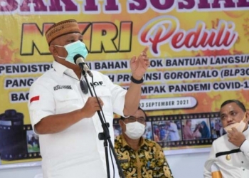 Gubernur Gorontalo, Rusli Habibie saat menyerahkan BLP3G untuk tiga kecamatan di Kabupaten Gorontalo, kembali mengingatkan masyarakat untuk mengikuti vaksinasi Covid-19. (Foto: Salman)