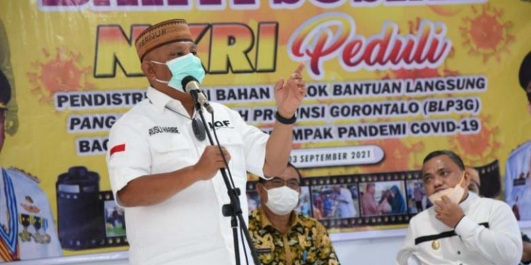 Gubernur Gorontalo, Rusli Habibie saat menyerahkan BLP3G untuk tiga kecamatan di Kabupaten Gorontalo, kembali mengingatkan masyarakat untuk mengikuti vaksinasi Covid-19. (Foto: Salman)