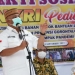 Gubernur Gorontalo, Rusli Habibie saat menyerahkan BLP3G untuk tiga kecamatan di Kabupaten Gorontalo, kembali mengingatkan masyarakat untuk mengikuti vaksinasi Covid-19. (Foto: Salman)
