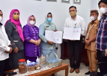 Wakil Bupati Pohuwato Hj. Suharsi Igirisa Pada saat melkukan kerja sama bersama universitas Tadulako Palu. Sulawesi Tengah