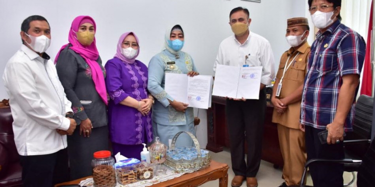 Wakil Bupati Pohuwato Hj. Suharsi Igirisa Pada saat melkukan kerja sama bersama universitas Tadulako Palu. Sulawesi Tengah