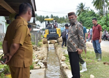 TURUN LAPANGAN - Bupati Pohuwato, Saipul Mbuinga, turun langsung ke lapangan untuk memastikan pengerukan drainase dalam rangka penangangan banjir berjalan optimal, Selasa (14/9/2021).