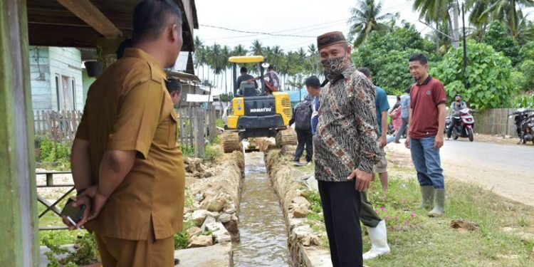 TURUN LAPANGAN - Bupati Pohuwato, Saipul Mbuinga, turun langsung ke lapangan untuk memastikan pengerukan drainase dalam rangka penangangan banjir berjalan optimal, Selasa (14/9/2021).