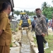 TURUN LAPANGAN - Bupati Pohuwato, Saipul Mbuinga, turun langsung ke lapangan untuk memastikan pengerukan drainase dalam rangka penangangan banjir berjalan optimal, Selasa (14/9/2021).