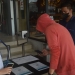 Salah seorang pengunjung mall Gorontalo melakukan scan QR Code untuk memastikan apakah bisa masuk atau tidak ke dalam gedung mall. (Putra/gopos)