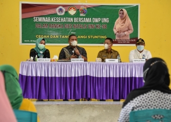 Rektor UNG, Eduart Wolok memberikan sambutan saat seminar pencegahan dan penanggulangan stunting yang diselenggaran oleh DWP UNG, Senin (20/9/2021) (dok. UNG)