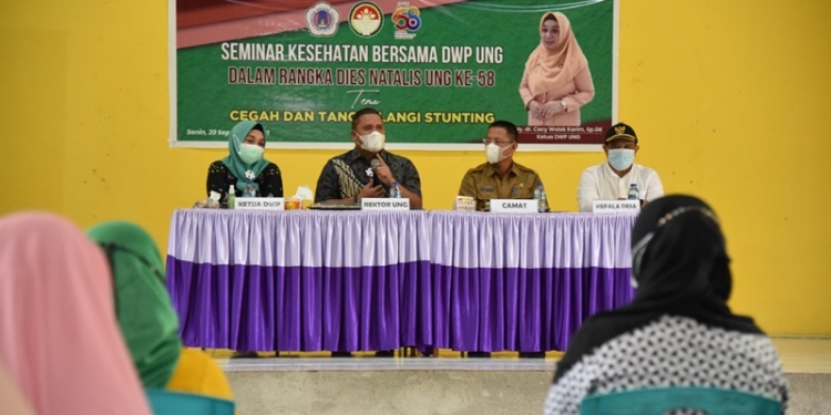 Rektor UNG, Eduart Wolok memberikan sambutan saat seminar pencegahan dan penanggulangan stunting yang diselenggaran oleh DWP UNG, Senin (20/9/2021) (dok. UNG)