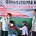 Bupati Pohuwato, Saipul Mbuinga pada saat melakukan peninjauan vaksinasi massal yang digelar oleh Satuan Binmas Pohuwato, di Aula MTs Alkhairaat Paguat. (Foto Istimewa)