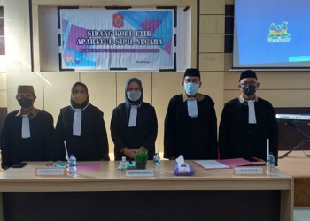 Waki Bupati Bone Bolango, Merlan S. Uloli saat memimpin jalannya sidang kode etik Aparatur Sipil Negara. (Foto Indra/Gopos)