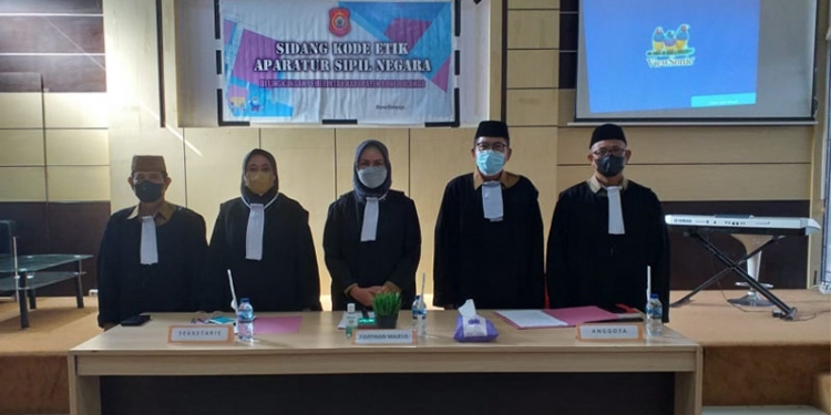 Waki Bupati Bone Bolango, Merlan S. Uloli saat memimpin jalannya sidang kode etik Aparatur Sipil Negara. (Foto Indra/Gopos)