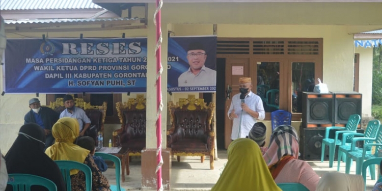 Wakil Ketua DPRD Provinsi Gorontalo, Sofyan Puhi, menyerap aspirasi masyarakat dalam kegiatan reses di Kecamatan Limboto Barat, Kabupaten Gorontalo, Rabu (1/9/2021).