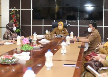 Wakil Bupati Hj. Suharsi Igirisa di dampingi kadis Kesehatan Irfan Saleh saat menggelar rapat bersama BKKBN provinsi