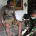 Serka Firman saat mengobati luka seorang kakek, Haryn Kalami, warga Desa Tulabolo, Kecamatan Suwawa Timur, Kabupaten Bone Bolango, yang mengalami terpeleset ke dalam jurang ketika perjalanan menuju ke kebun. (Foto: Istimewa)
