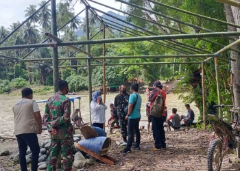 Komanda Distrik Militer (Dandim) 1304/Gorontalo Letkol Czi Donny Ardiwidha M.Han bersama Kepala Dinas Kesehatan Bone Bolango, dr. Meyrin Kadir saat meninjau lokasi tempat pelaksanaan TMMD 2021 di Desa Tulabolo Kecamatan Suwawa Timur. (Foto Istimewa)