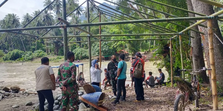 Komanda Distrik Militer (Dandim) 1304/Gorontalo Letkol Czi Donny Ardiwidha M.Han bersama Kepala Dinas Kesehatan Bone Bolango, dr. Meyrin Kadir saat meninjau lokasi tempat pelaksanaan TMMD 2021 di Desa Tulabolo Kecamatan Suwawa Timur. (Foto Istimewa)