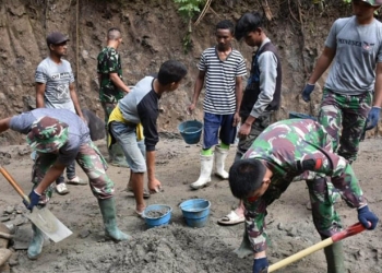 Satgas TMMD ke-112 Kodim 1304/Gorontalo bersama warga terus mempercepat pengecoran jalan rabat beton yang berada di Desa Tulabolo Kecamatan Suwawa Timur Kabupaten Bone Bolango, Minggu (19/9/2021). (Foto Istimewa)