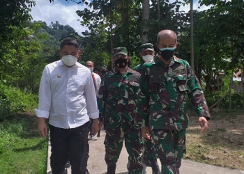 Komandan Korem (Danrem) 133/Nani Wartabone Brigjen TNI, Amrin Ibrahim, didampingi Bupati Bone Bolango Hamim Pou saat meninjau lokasi pelaksanaan TMMD. (Foto Indra/Gopos)