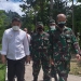 Komandan Korem (Danrem) 133/Nani Wartabone Brigjen TNI, Amrin Ibrahim, didampingi Bupati Bone Bolango Hamim Pou saat meninjau lokasi pelaksanaan TMMD. (Foto Indra/Gopos)