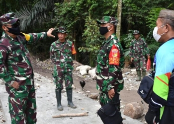 Tim Wasev Mabes TNI AD yang dipimpin oleh Pa Sahli TK. II Kasad Bidang Sosbud Brigjen TNI R. L. Simanjuntak bersama Kaurminpers Tuud Seterad Kapten Inf Ujang Suryadi didampingi Dandim 1304/Gorontalo Letkol Czi Donny Ardiwidha dan Plt. Camat Pinogu Iwan Hadju melakukan peninjauan pembangunan jalan rabat beton dan drainase yang dikerjakan oleh Satgas TMMD ke-112 Kodim 1304/Gorontalo di Desa Tulabolo Timur. (Foto Istimewa)