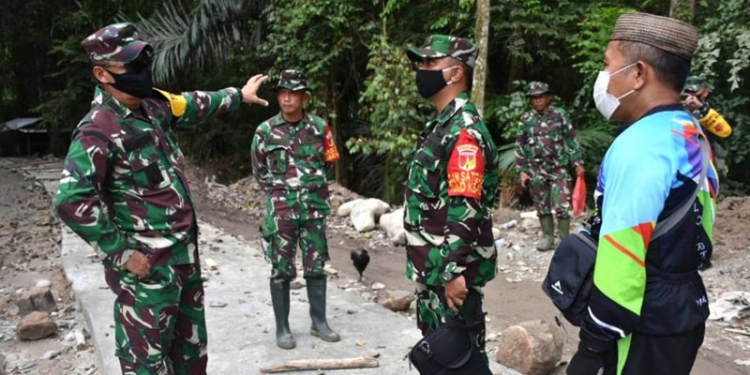 Tim Wasev Mabes TNI AD yang dipimpin oleh Pa Sahli TK. II Kasad Bidang Sosbud Brigjen TNI R. L. Simanjuntak bersama Kaurminpers Tuud Seterad Kapten Inf Ujang Suryadi didampingi Dandim 1304/Gorontalo Letkol Czi Donny Ardiwidha dan Plt. Camat Pinogu Iwan Hadju melakukan peninjauan pembangunan jalan rabat beton dan drainase yang dikerjakan oleh Satgas TMMD ke-112 Kodim 1304/Gorontalo di Desa Tulabolo Timur. (Foto Istimewa)