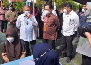 Wakil Gubernur Gorontalo Idris Rahim didampungi Kepala Perwakilan Bank Indonesia Gorontalo, Budi Widihartanto, Bupati Bone Bolango, Hamim Pou dan Wakil Bupati Merlan S. Uloli saat meninjau pelaksanaan vaksinasi di SMP Negeri 1 Kabila. (Foto Indra/Gopos)
