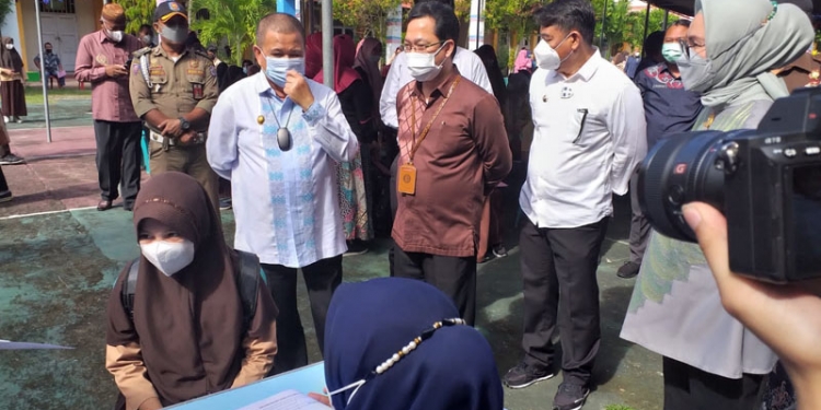 Wakil Gubernur Gorontalo Idris Rahim didampungi Kepala Perwakilan Bank Indonesia Gorontalo, Budi Widihartanto, Bupati Bone Bolango, Hamim Pou dan Wakil Bupati Merlan S. Uloli saat meninjau pelaksanaan vaksinasi di SMP Negeri 1 Kabila. (Foto Indra/Gopos)