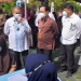 Wakil Gubernur Gorontalo Idris Rahim didampungi Kepala Perwakilan Bank Indonesia Gorontalo, Budi Widihartanto, Bupati Bone Bolango, Hamim Pou dan Wakil Bupati Merlan S. Uloli saat meninjau pelaksanaan vaksinasi di SMP Negeri 1 Kabila. (Foto Indra/Gopos)