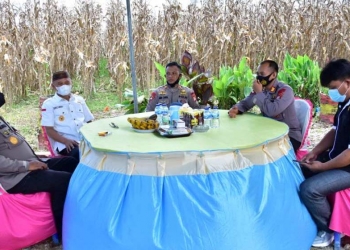 Bupati Pohuwato, Saipul A. Mbuinga bersama Komandan Satuan (Dansat) Brimob Polda Gorontalo, Kombes Pol. Mohamad Ridwan S.IK. membicarakan proses tindak lanjut pembangunan markas Brimob di Kabupaten Pohuwato. (Foto istimewa)