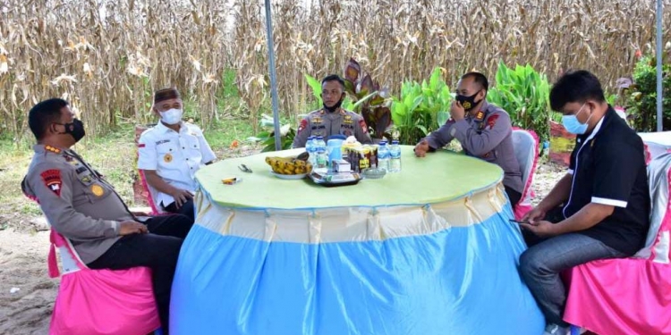 Bupati Pohuwato, Saipul A. Mbuinga bersama Komandan Satuan (Dansat) Brimob Polda Gorontalo, Kombes Pol. Mohamad Ridwan S.IK. membicarakan proses tindak lanjut pembangunan markas Brimob di Kabupaten Pohuwato. (Foto istimewa)