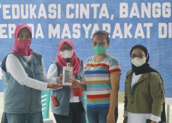 Melisa Ismail (30) warga asal Kelurahan Limba B, Kecamatan Kota Selatan, Kota Gorontalo yang beruntung mendapatkan doorprize utama pada gelaran vaksinasi di Lapangan Taruna Remaja, Kota Gorontalo, Sabtu (25/9/2021). (Foto: Putra/Gopos)