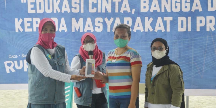 Melisa Ismail (30) warga asal Kelurahan Limba B, Kecamatan Kota Selatan, Kota Gorontalo yang beruntung mendapatkan doorprize utama pada gelaran vaksinasi di Lapangan Taruna Remaja, Kota Gorontalo, Sabtu (25/9/2021). (Foto: Putra/Gopos)