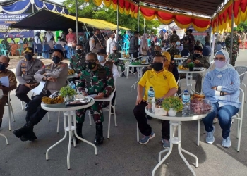 Danrem 133 NWB, Kolonel Inf Amrin Ibrahim, bersama Wakil Gubernur Gorontalo, Idris Rahim, Wakil Bupati Bone Bolango, Merlan S. Uloli, Kapolda Gorontalo, Irjen Pol Ahmad Wiyagus sert jajaran Forkopimda lainnya saat mengikuti Zoom Meeting dengan Panglima TNI Marsekal Hadi Tjahjanto terkait evalusasi pelaksanaan vaksinasi. (Foto Indra/Gopos)