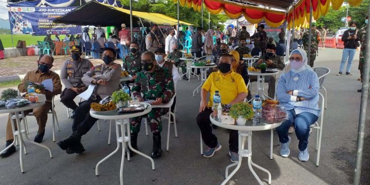 Danrem 133 NWB, Kolonel Inf Amrin Ibrahim, bersama Wakil Gubernur Gorontalo, Idris Rahim, Wakil Bupati Bone Bolango, Merlan S. Uloli, Kapolda Gorontalo, Irjen Pol Ahmad Wiyagus sert jajaran Forkopimda lainnya saat mengikuti Zoom Meeting dengan Panglima TNI Marsekal Hadi Tjahjanto terkait evalusasi pelaksanaan vaksinasi. (Foto Indra/Gopos)