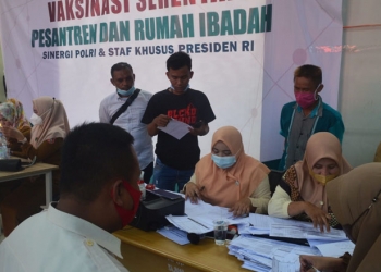 Kegiatan vaksinasi Covid-19 yang berlangsung di Masjid Agung Baiturrahman, Kecamatan Limboto, Kabupaten Gorontalo, Senin (6/9/2021). (Putra/gopos)