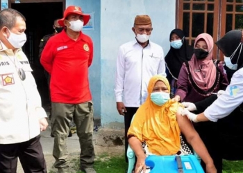 Wakil Gubernur Gorontalo, Idris Rahim, meninjau pelaksanaan vaksinasi oleh Kominda Provinsi Gorontalo secara door to door di Desa Bongo, Kecamatan Batudaa Pantai, Kabupaten Gorontalo, Rabu (16/9/2021). (Haris/Kominfo Provinsi Gorontalo)