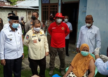 Wakil Gubernur Gorontalo, Idris Rahim bersama Kepala Badan Intelijen Daerah (Binda) Provinsi Gorontalo, Suryono, sedang meninjau pelaksanaan vaksinasi dor to dor, di Desa Bongo, Kecamatan Batudaa Pantai, Kabupaten Gorontalo, Rabu (15/9/2021). Foto : istimewa