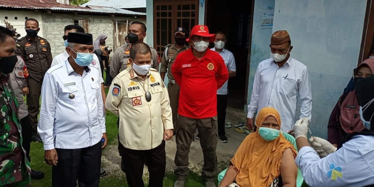 Wakil Gubernur Gorontalo, Idris Rahim bersama Kepala Badan Intelijen Daerah (Binda) Provinsi Gorontalo, Suryono, sedang meninjau pelaksanaan vaksinasi dor to dor, di Desa Bongo, Kecamatan Batudaa Pantai, Kabupaten Gorontalo, Rabu (15/9/2021). Foto : istimewa
