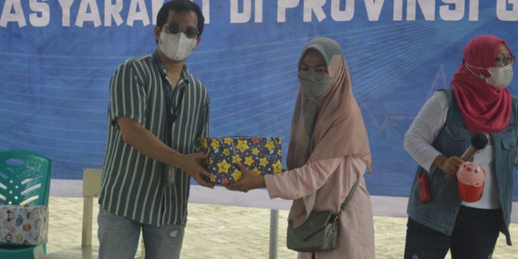 Sejumlah masyarakat yang menerima hadiah/doorprize usai melakukan vaksinasi Covid-19 di Lapangan Taruna Remaja, Kota Gorontalo, Sabtu (25/9/2021) Foto : Putra/Gopos.