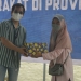 Sejumlah masyarakat yang menerima hadiah/doorprize usai melakukan vaksinasi Covid-19 di Lapangan Taruna Remaja, Kota Gorontalo, Sabtu (25/9/2021) Foto : Putra/Gopos.