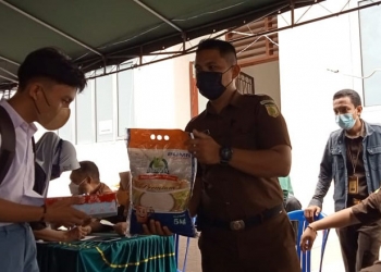 Pelaksanaan vaksinasi massal di Kejaksaan Tinggi (Kejati) Gorontalo. Selain mendapatkan layanan penyuntikan vaksinasi, peserta vaksinasi juga turut diberikan doorprize berupa beras 5 kilogram. (sari/gopos)